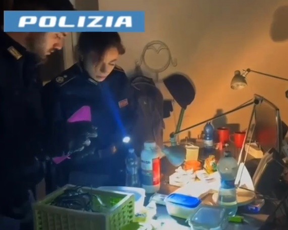 GIOVANI IN POSSESSO DELLA DROGA DELL AMORE VideonotizieTV Lodi